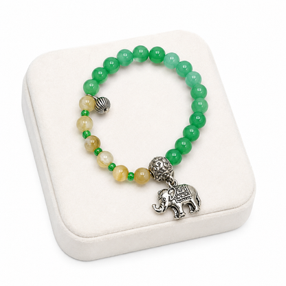 Pulsera de cuentas verdes y amarillas con dije de elefante plateado.