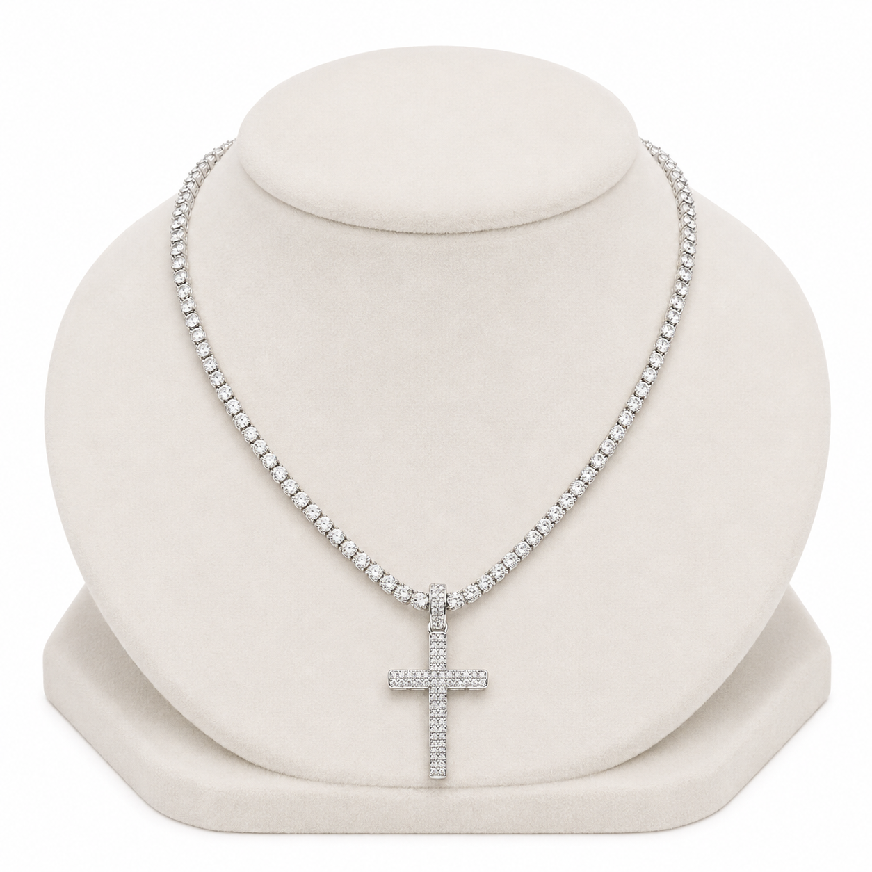 Collar plateado con piedras brillantes y colgante de cruz.