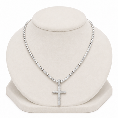 Collar plateado con piedras brillantes y colgante de cruz.