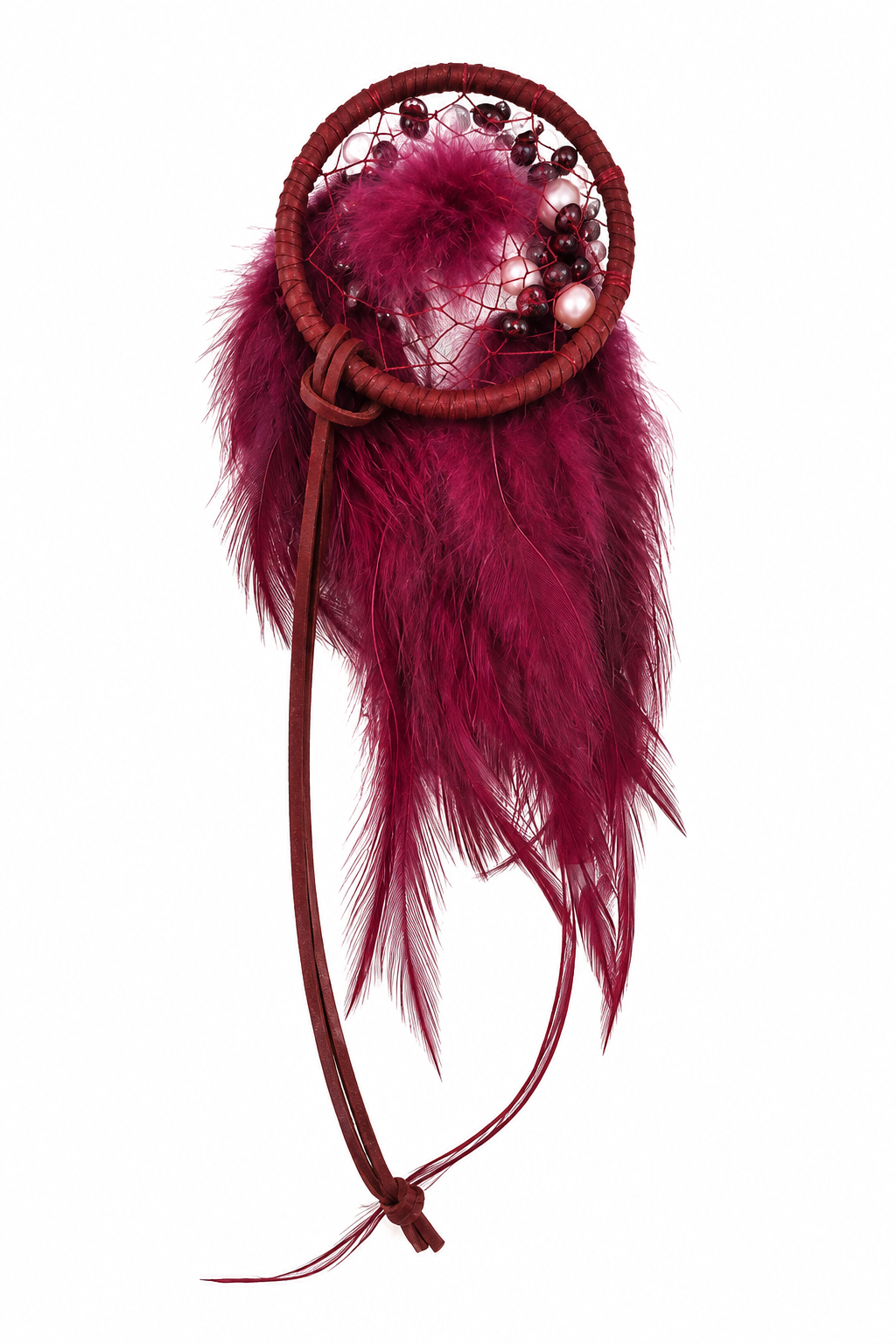 Atrapasueños circular color burdeos con plumas y cuentas decorativas.