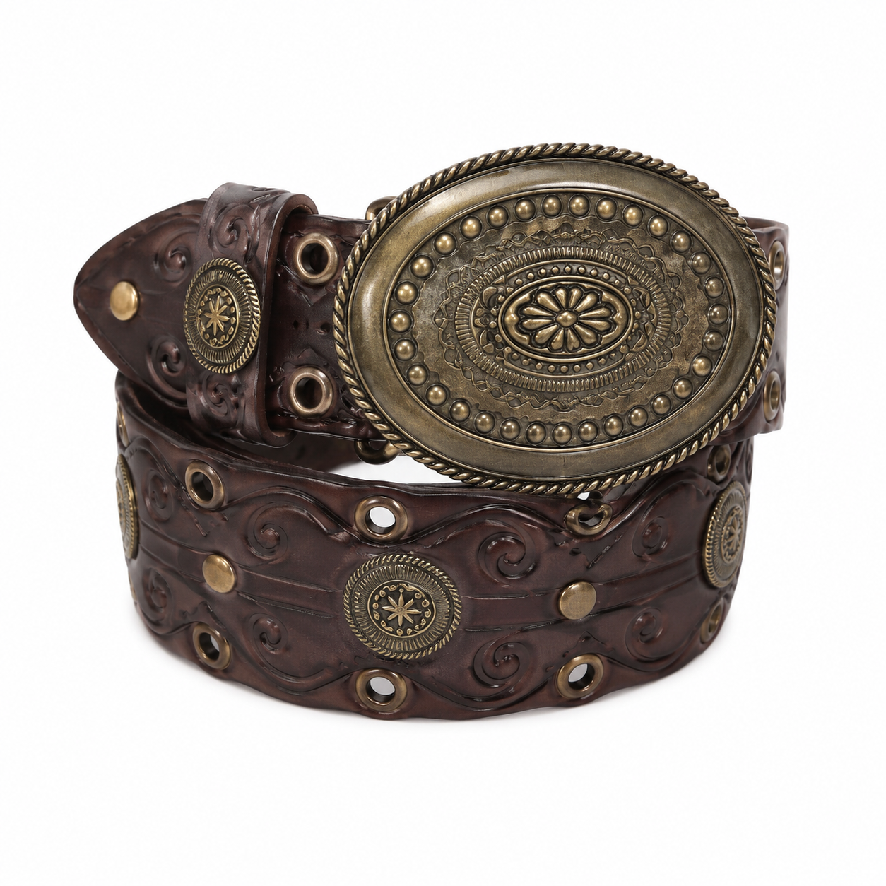 Cinturón de diseño western color café con hebilla ovalada decorativa.