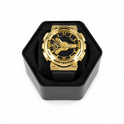 Reloj analógico deportivo de diseño dorado y negro con correa negra.