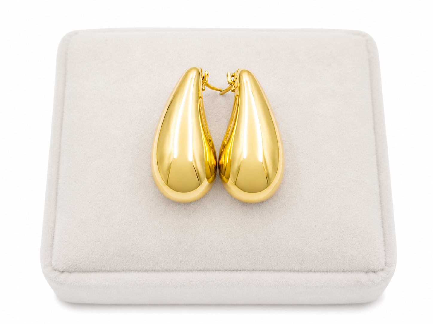 Aretes de diseño en forma de gota color dorado.