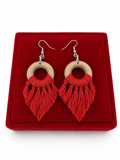 Aretes Colgantes de Flecos Rojos con Aro de Madera Natural.