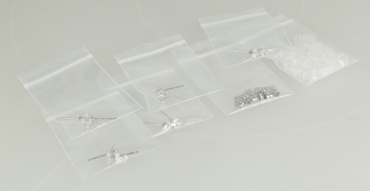 Set de aretes con piedras.