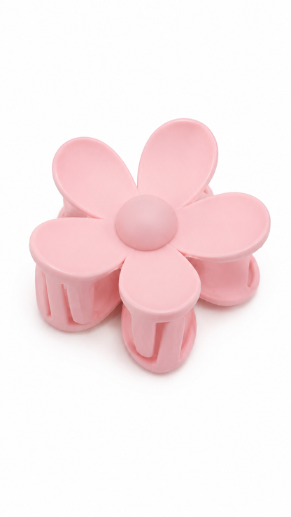 Pinza para cabello con diseño de flor rosa.