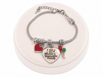 Pulsera con Dices de Corazón y Globos Color Rojo y Verde.