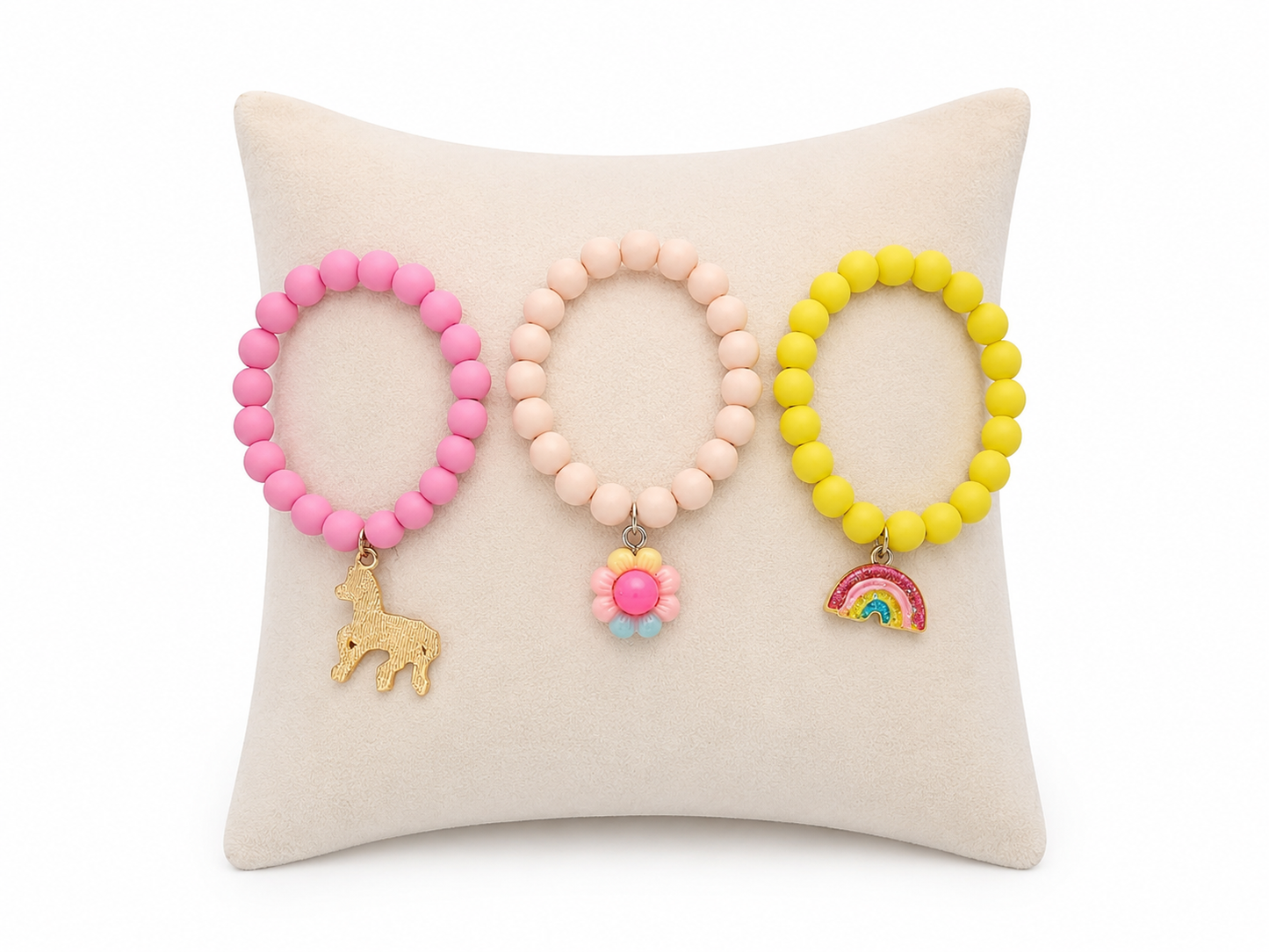 Set de 3 Pulseras de Cuentas con Dices de Llama, Flor y Arcoíris en Colores Rosa, Beige y Amarillo.