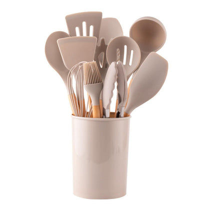 Juego de utensilios de cocina de silicona con mangos de madera y soporte organizador.