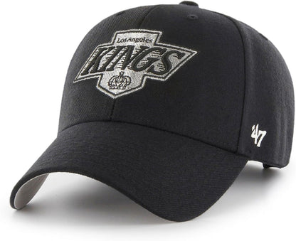 Gorra negra con visera curva y logotipo bordado de Los Angeles Kings.