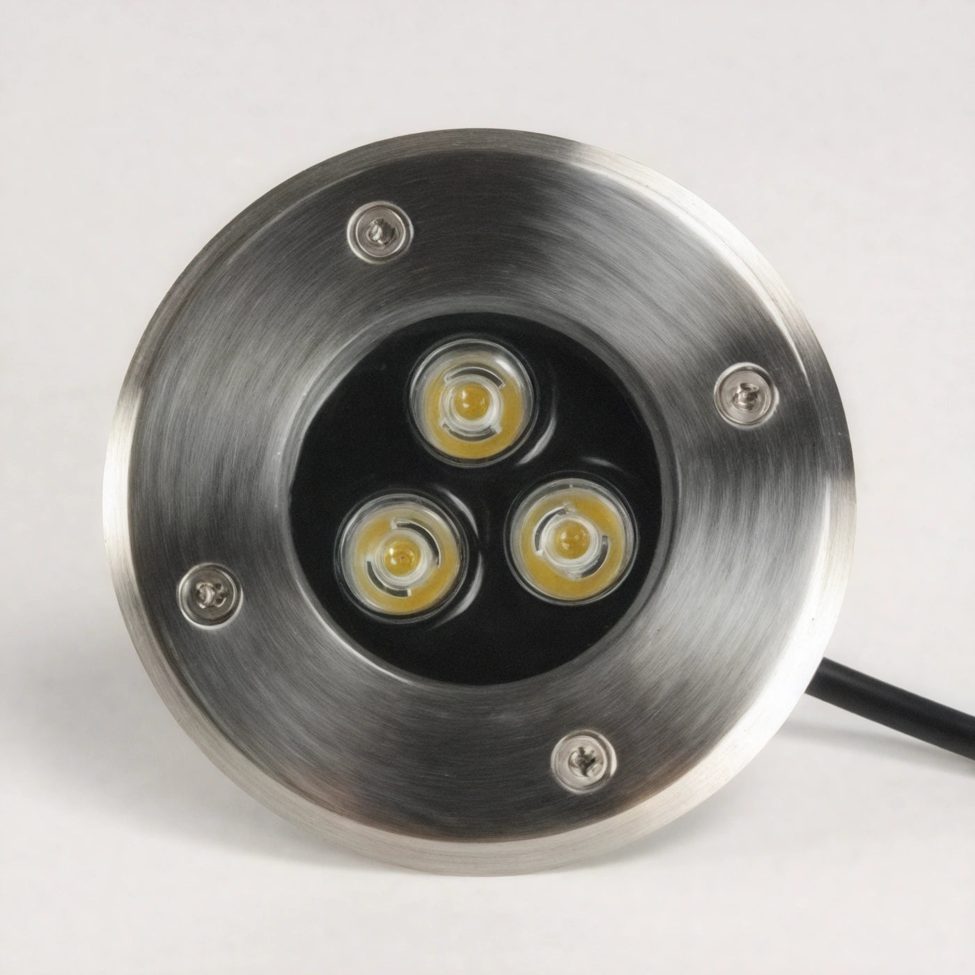 Luminaria LED empotrable de acero inoxidable diseñada para iluminación subacuática o de suelo en exteriores.
