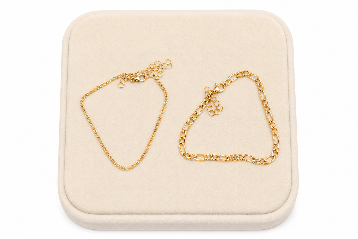 Set de 2 pulseras doradas con diseños de cadena fina y eslabones alternados.