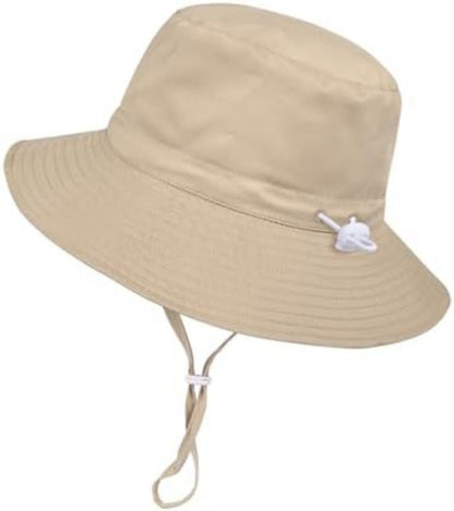 Sombrero beige de ala ancha con cordón ajustable.