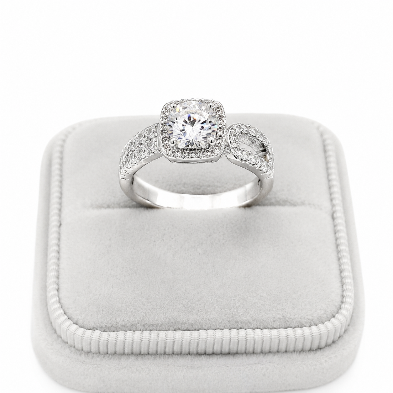 Anillo de Compromiso Color Plata 925 con Piedra Central y Detalles Brillantes.