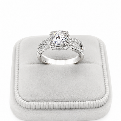 Anillo de Compromiso Color Plata 925 con Piedra Central y Detalles Brillantes.