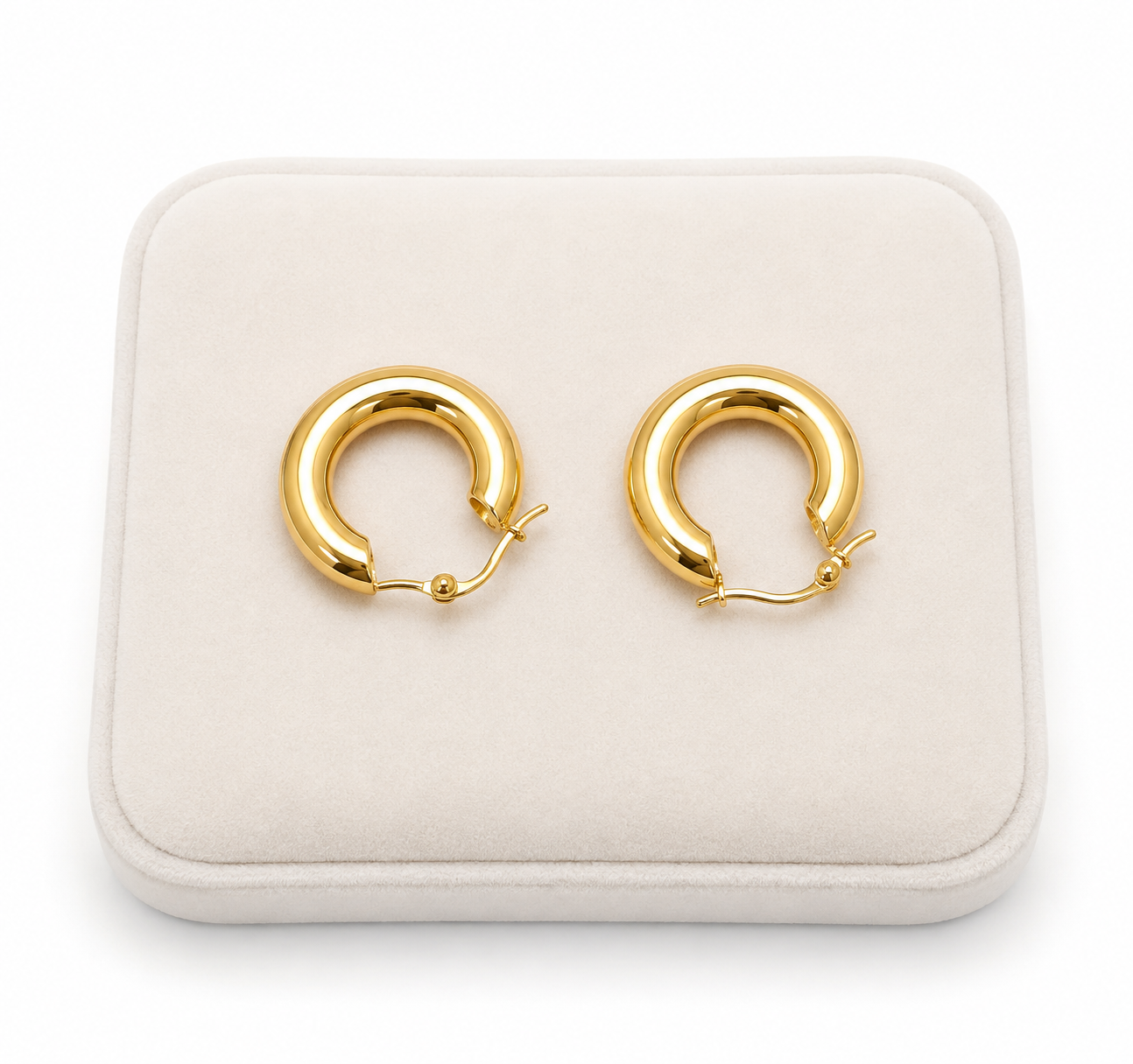 Aretes de aro grueso con diseño redondo color dorado.