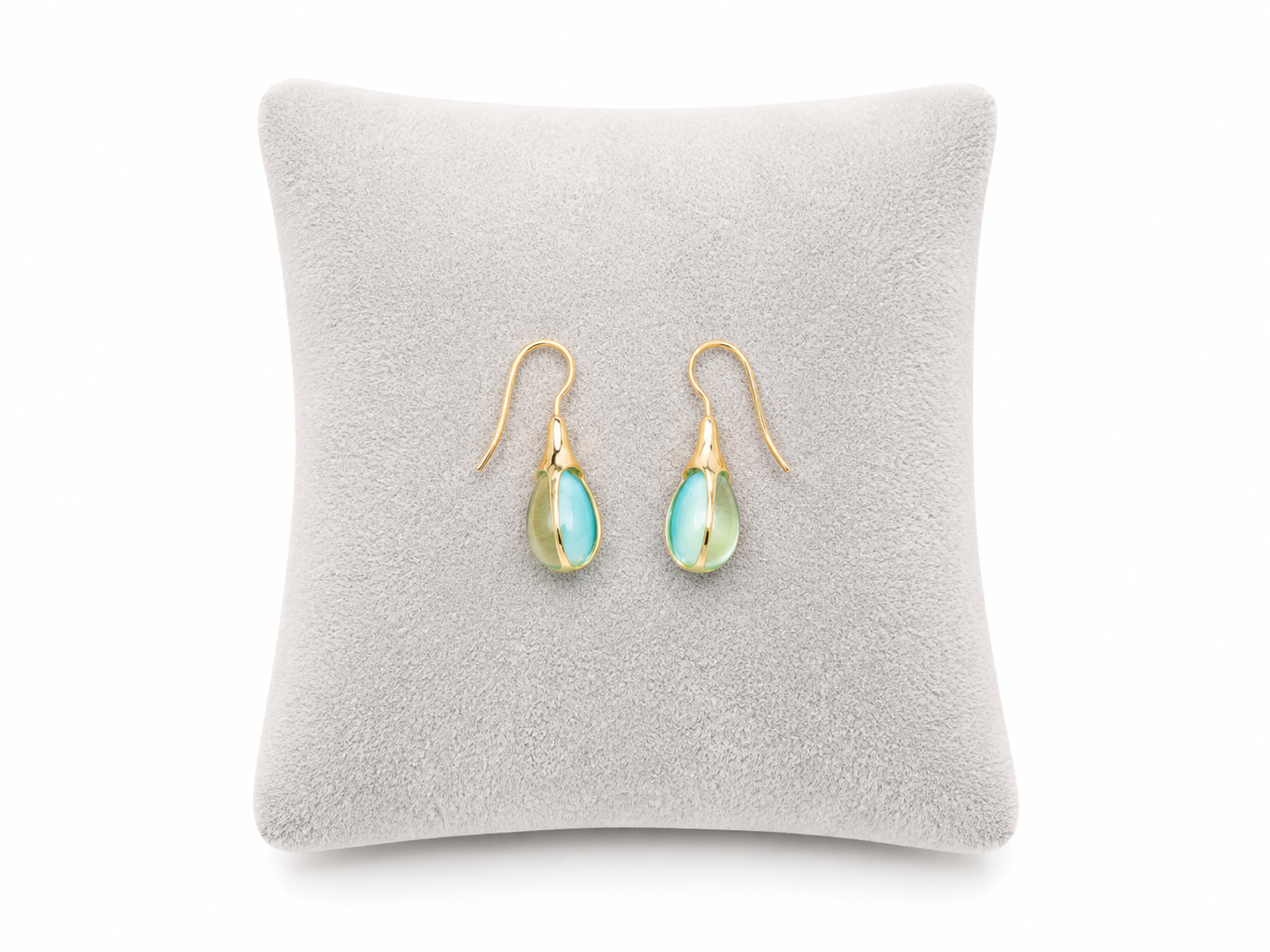 Pendientes Colgantes con Gota de Cristal Azul Verdoso y Acabado Dorado.