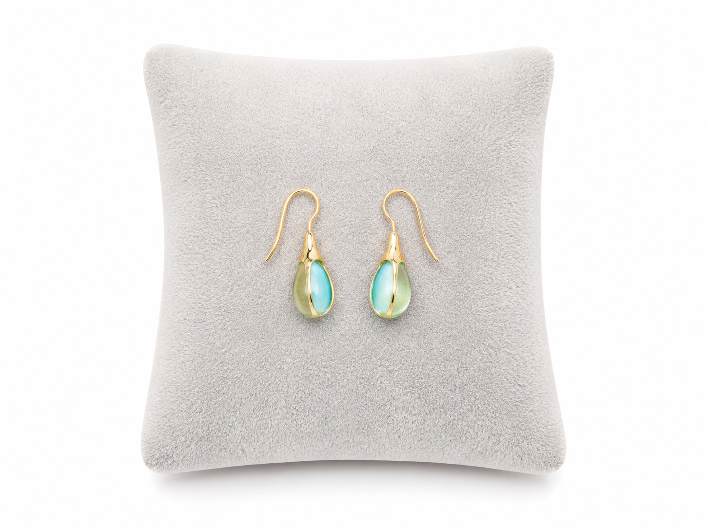 Pendientes Colgantes con Gota de Cristal Azul Verdoso y Acabado Dorado.