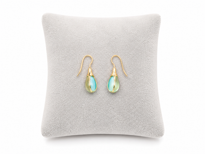 Pendientes Colgantes con Gota de Cristal Azul Verdoso y Acabado Dorado.