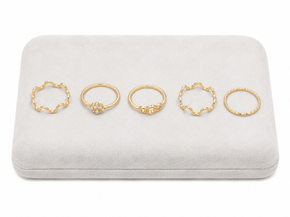 Set de 5 Anillos Dorados con Diseños Variados y Detalles Brillantes.