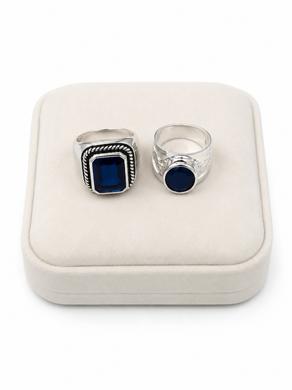 Conjunto de anillos con piedra azul de diseño clásico.