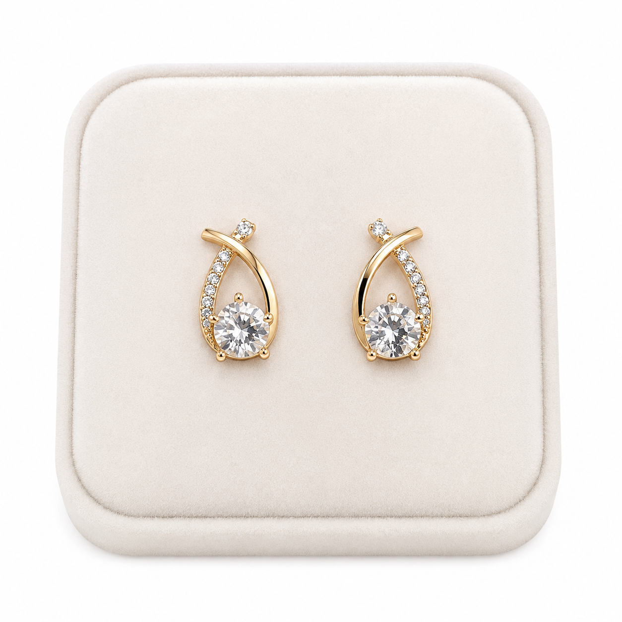 Aretes con diseño de gota y piedra brillante color dorado.