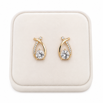 Aretes con diseño de gota y piedra brillante color dorado.