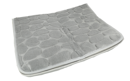 Alfombrilla de baño de espuma viscoelástica gris.