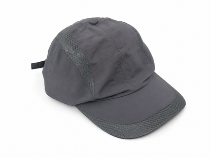 Gorra Deportiva Transpirable Color Gris con Paneles de Malla.