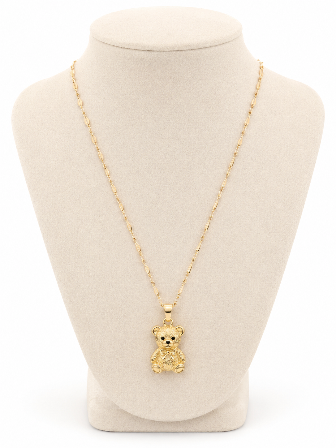 Collar con dije de oso y diseño elegante en color dorado.