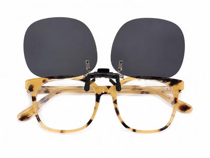 Gafas con lentes transparentes y clip magnético de lentes oscuros color carey.