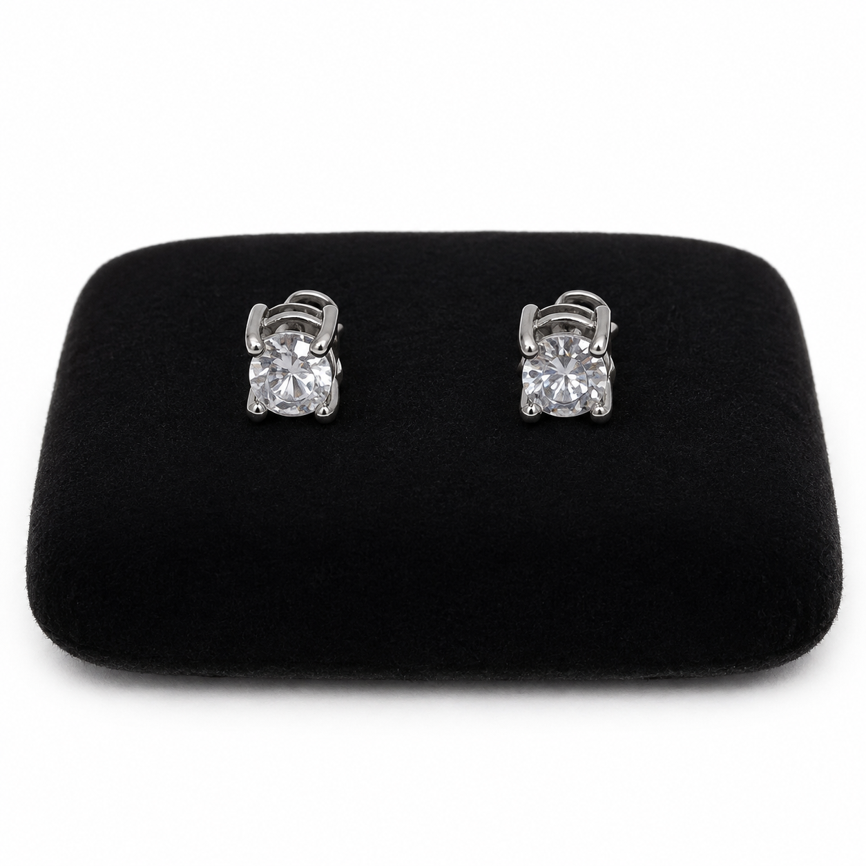 Aretes magnéticos plateados de botón con piedra redonda transparente.