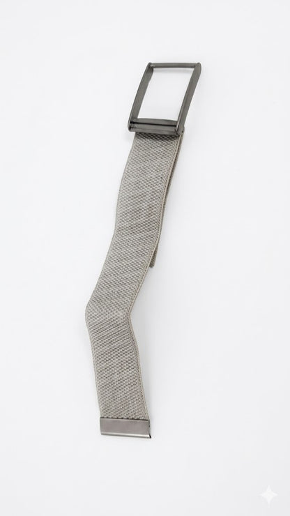 Correa de silicona blanca para Apple Watch presenta un diseño deportivo estriado con un cierre metálico seguro.