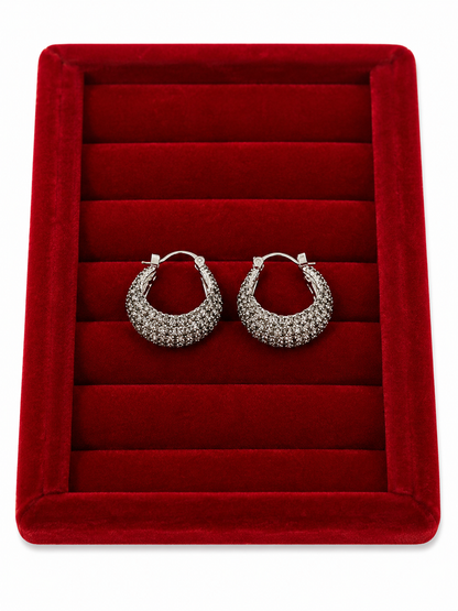 Aretes Hoop con Brillantes Plateados para Mujer – Pendientes Elegantes con Cristales Brillantes Estilo Luxury Fashion.