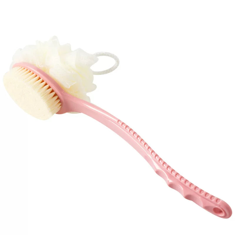 Cepillo de baño cuenta con un mango largo de color rosa y un cabezal multifuncional 2 en 1 que combina cerdas suaves con una esponja de malla.
