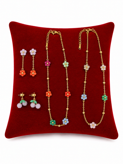 Set de Joyería Floral con Collares y Aretes en Color Dorado, 6 Piezas.