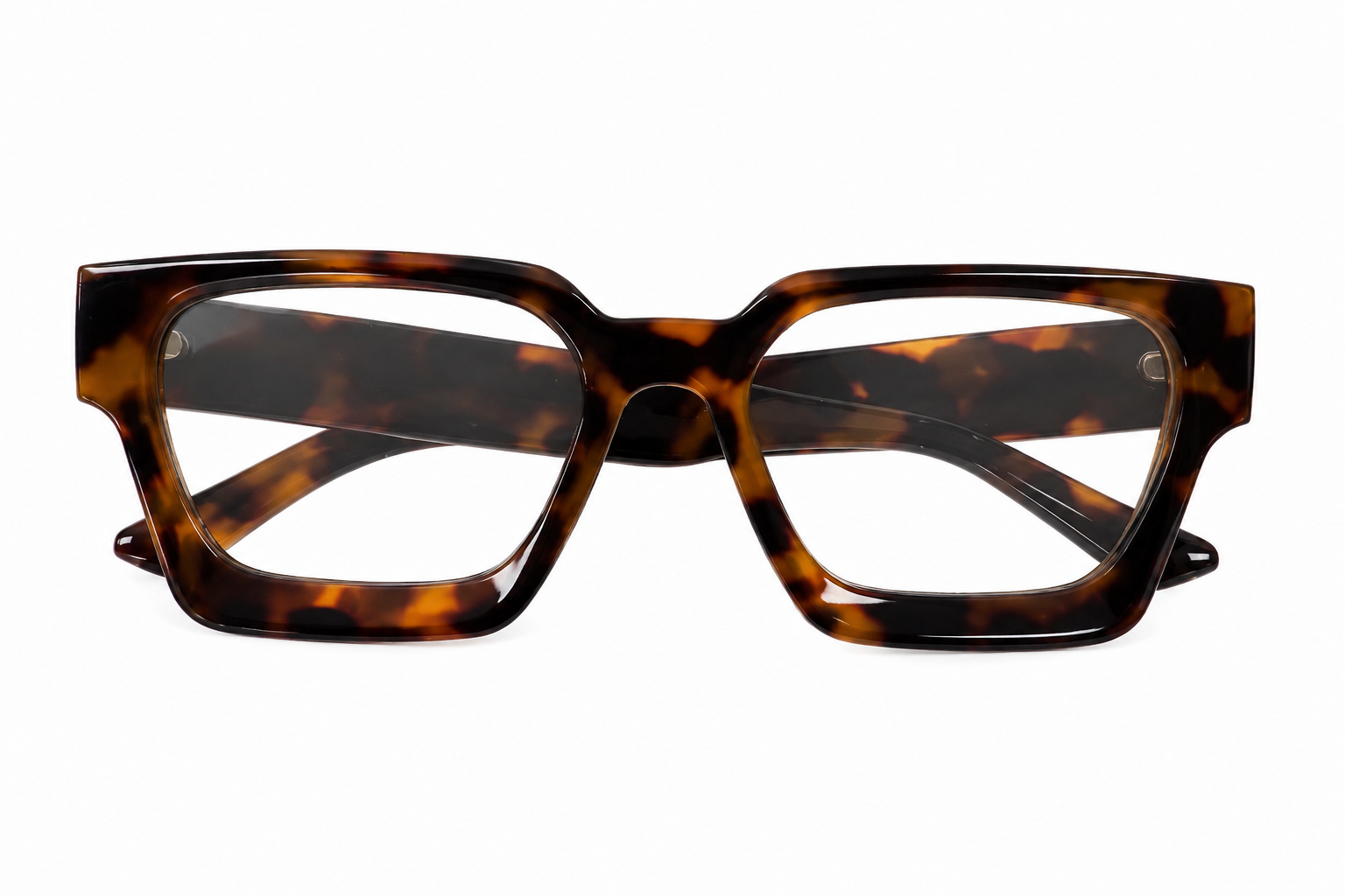 Lentes de montura cuadrada estilo carey con marco grueso.