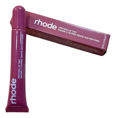 Tinte labial en un tono rosa vibrante,