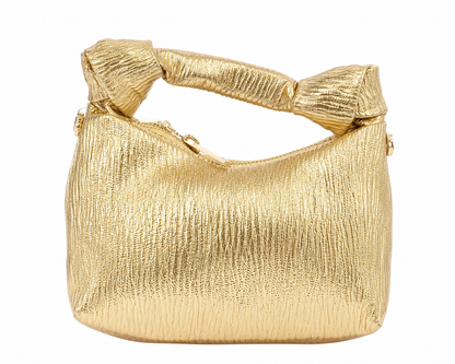 Bolso de mano con acabado texturizado color dorado.