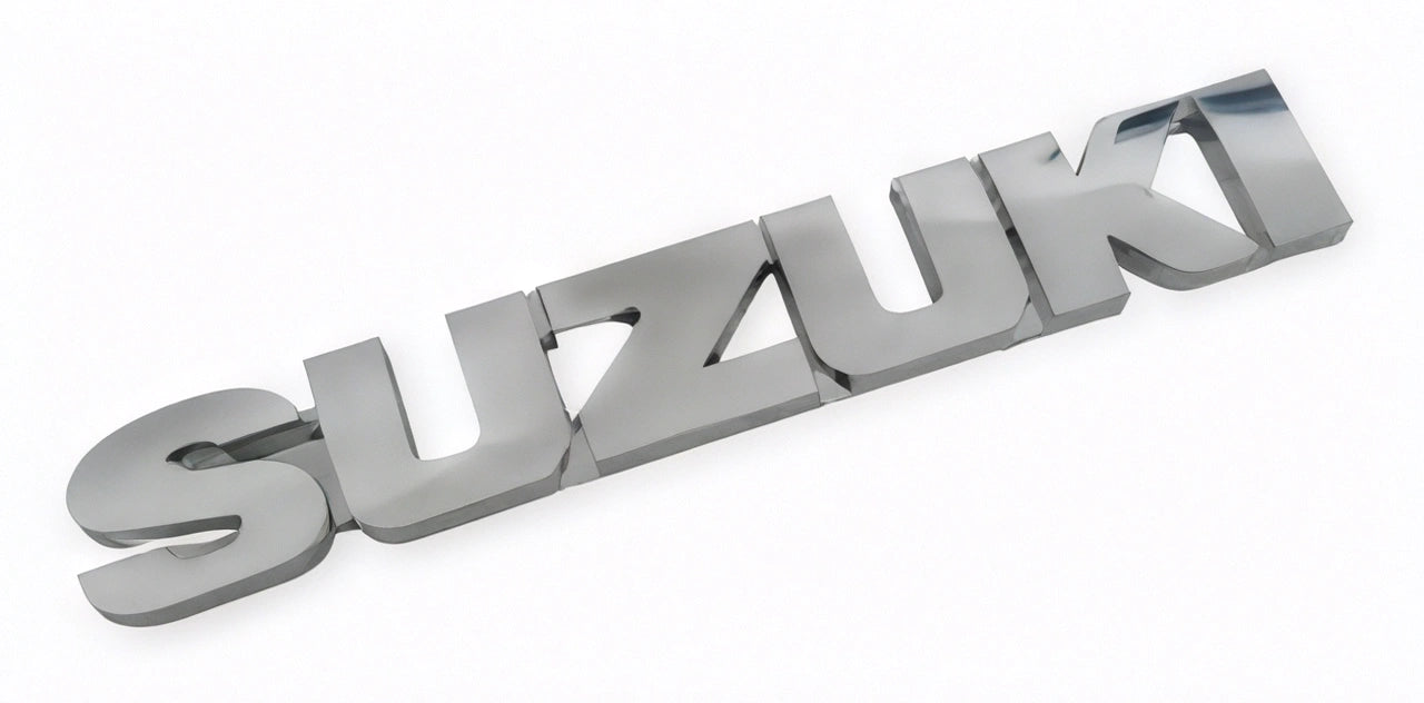 Insignia cromada de letras con la marca Suzuki para automóviles