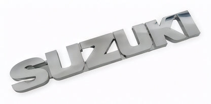 Insignia cromada de letras con la marca Suzuki para automóviles