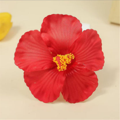 Flor artificial de hibisco rojo con centro amarillo para decoración.