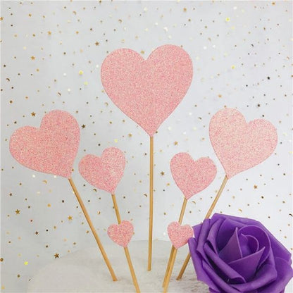 Decoración brillante para pasteles o cupcakes con forma de corazón rosa.