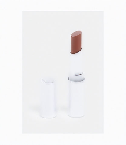 Bálsamo labial hidratante con acabado brillante.