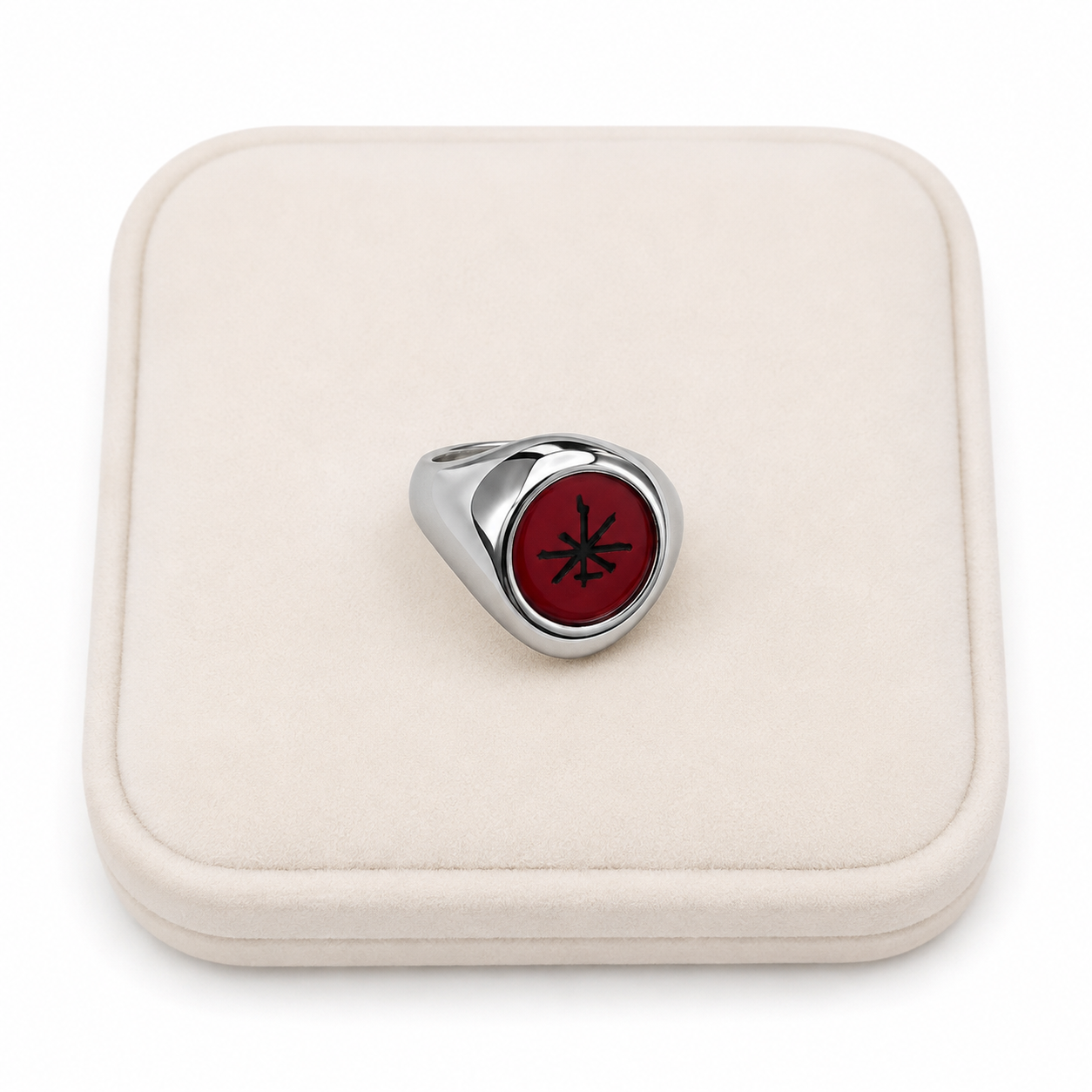 Anillo de diseño clásico con detalle circular rojo.
