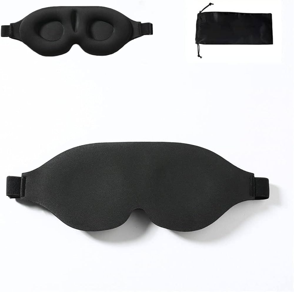 Máscara de dormir negra cuenta con un diseño contorneado 3D para evitar presión sobre los ojos y una correa ajustable.