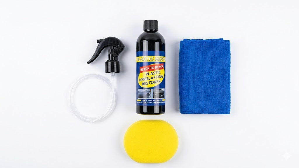 Kit que incluye una botella de restaurador de plásticos, un atomizador, una esponja aplicadora y una toalla de microfibra para el cuidado automotriz.