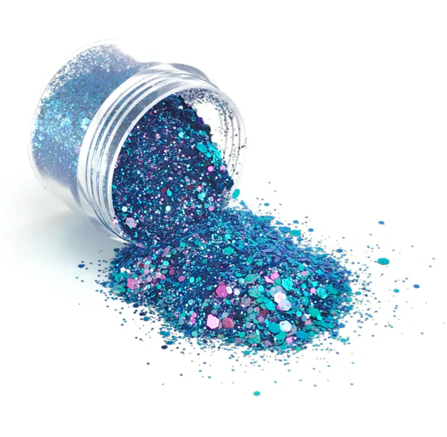 Escarcha purpurina mixta y gruesa de color azul y púrpura en un frasco pequeño.