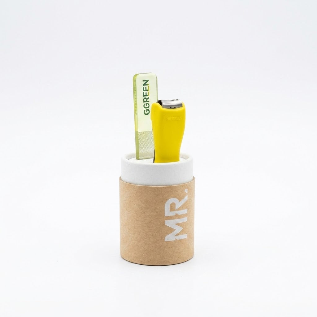 Kit de cuidado personal incluye un cortaúñas amarillo brillante y una herramienta afiladora de acero inoxidable.