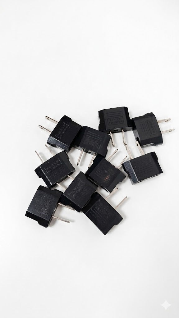 Pack de 10 adaptadores de enchufe negros diseñados para convertir clavijas europeas a tipo americano.
